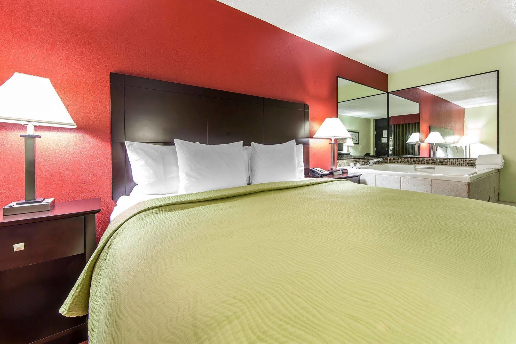 Quality Inn West I - 75 Суийтуотър Екстериор снимка