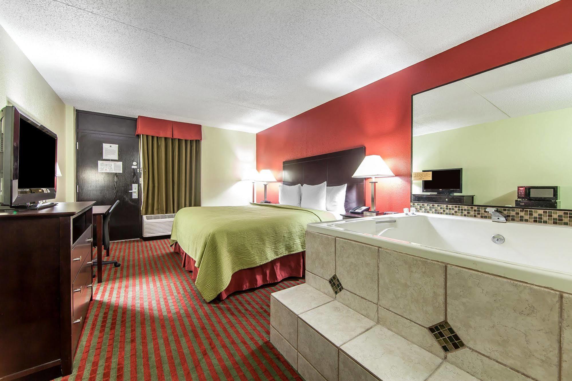 Quality Inn West I - 75 Суийтуотър Екстериор снимка